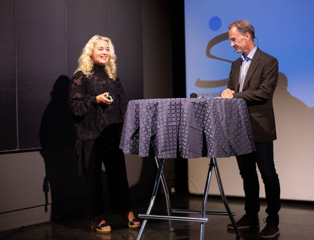Spafo-leder Lillann Wermskog og konferansier Jan E. Lohne på scenen under lanseringen av diagnosefilmene om spondyloartritt
