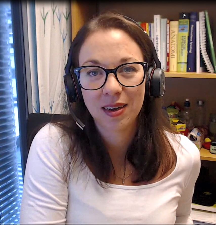 Ada Kristine Ofrim Nilsen med hodetelefoner