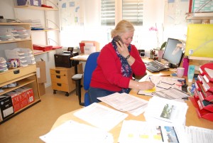 Marianne Svendsen snakker med alle de som ringer inn til seksjonen for Behandlingsreiser til utlandet. Foto: Trine Dahl-Johansen