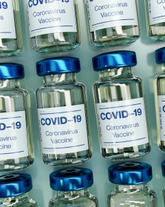 Mange glass merket med COVID-19 koronavirus vaksine