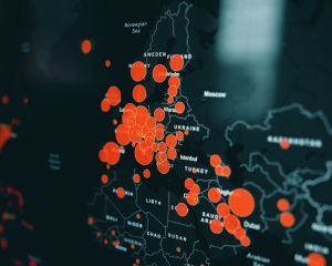 Kart over store deler av verden med røde sikrler for hvor det er Covid-19-smitte