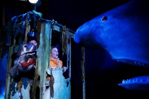 Bilde fra forestillingen Blå jakt, med en hai