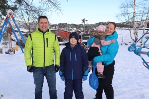 Iselin med mann og barn ute i vinterklær