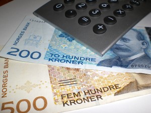 Norske pengesedler og en kalkulator