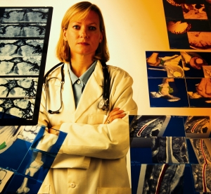 Kvinnlig lege omgitt av røntgenbilder