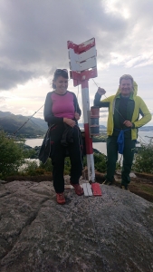 Margrethe og Robin på toppen av Leirvågfjellet