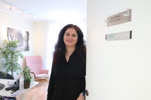 Psykologspesialist Lene Utkilen med åpen dør til kontoret