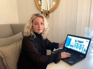 Lillann Wermskog på hjemmekontor med laptop