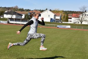 Nora Kollerød Wold løper på gress