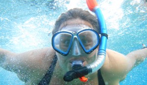Trine under vann med dykkermaske og snorkel