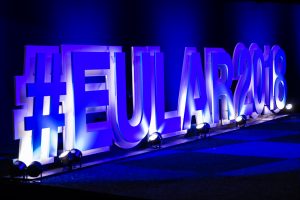 EULAR2018s hashtag i blått lys