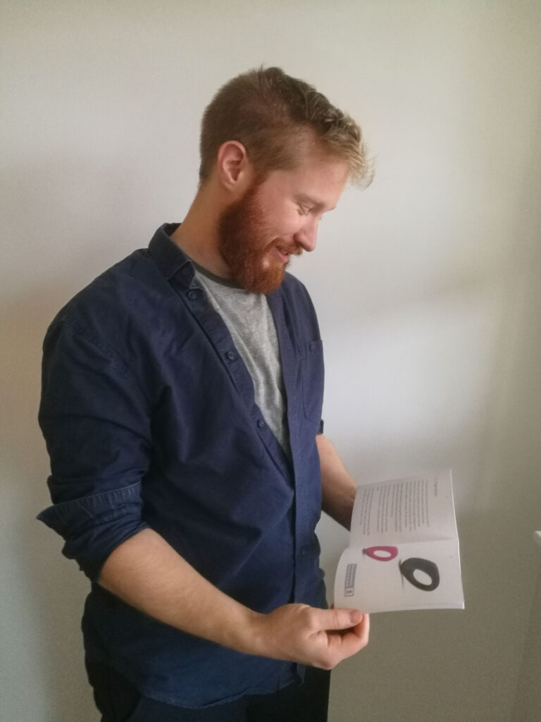 Dr. Aron Willems ser i magasin med ulike seksualtekniske hjelpemidler