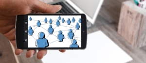 Mobilskjerm med illustrasjon av digitalt nettverk av personer