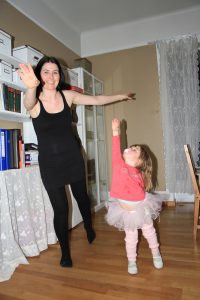 Mor og datter gjør ballettposisjoner