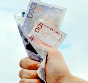 Norske pengesedler i en hånd
