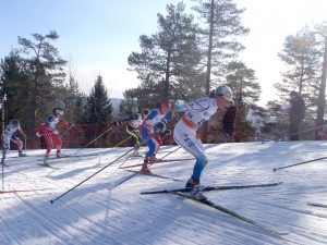 Flere kvinnelige skiløpere i innspurt i Holmenkollen