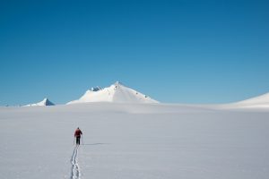 en ensom skiløper på snødekte vidder