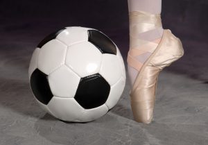 En fotbal og en fot med balettsko
