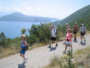 Gruppe mennesker går tur i fjellet i varmt klima