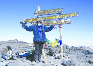 Kvinne på toppen av Kilimanjaro