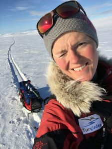 Selfie av kvinne på ski med pulk