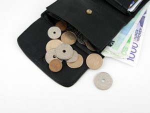 Norske sedler og mynter i en lommebok