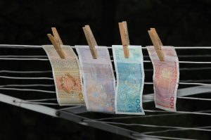 norske pengesedler på en snor festet med klesklyper