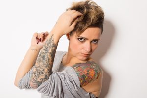 Ung kvinne med mange tatoveringer