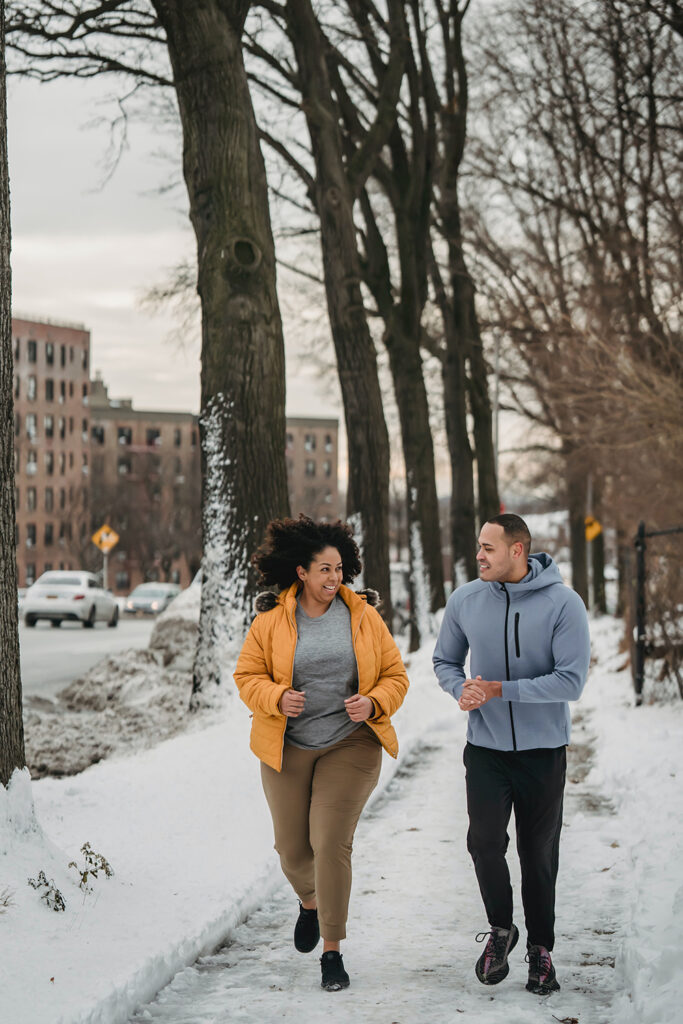 Kvinne og mann løper ute om vinteren