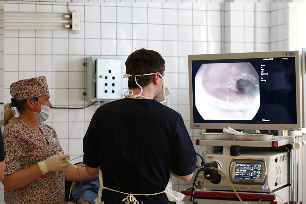 Lege og sykepleier utfører gastroskopiundersøkelse