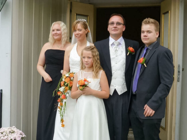 Sten-Oddvar Solhaug med familien på bryllupsdagen