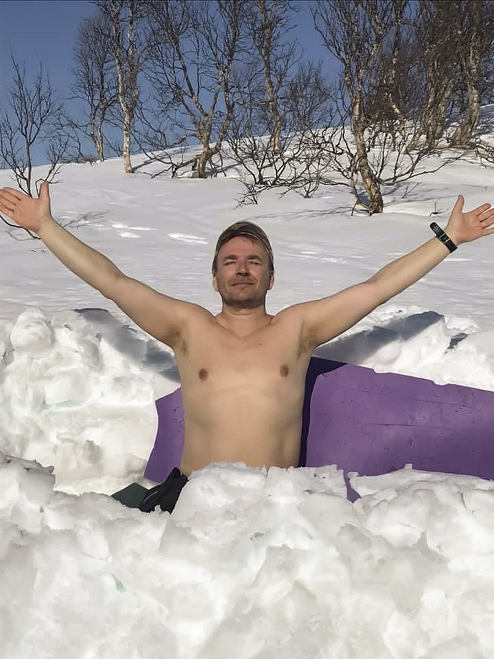 Sten-Oddvar nyter tilværelsen i solfylt snølandskap