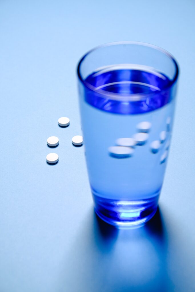 Piller ved vannglass med blå bakgrunn