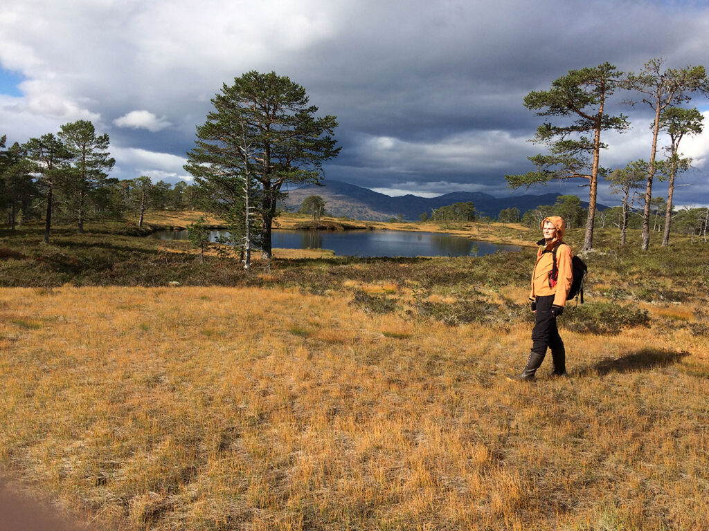 Brit Lundby Hilde på tur i høstfarget natur