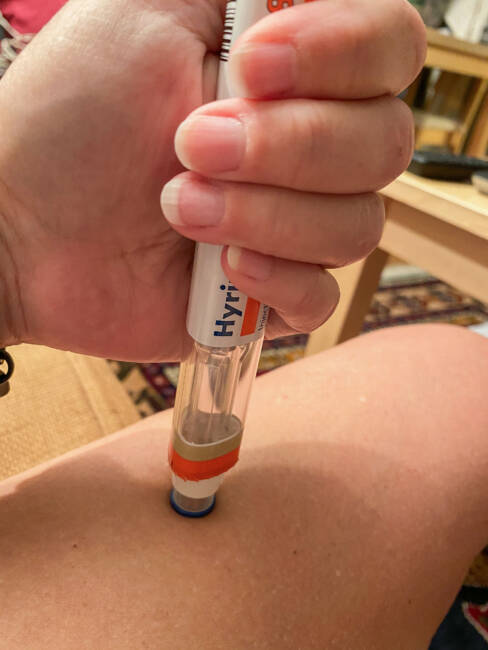 En person setter Hyrimoz-penn i låret