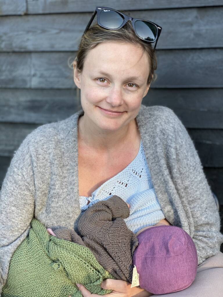 Mathilde Okkenhaug Pilskog ammer babyen sin