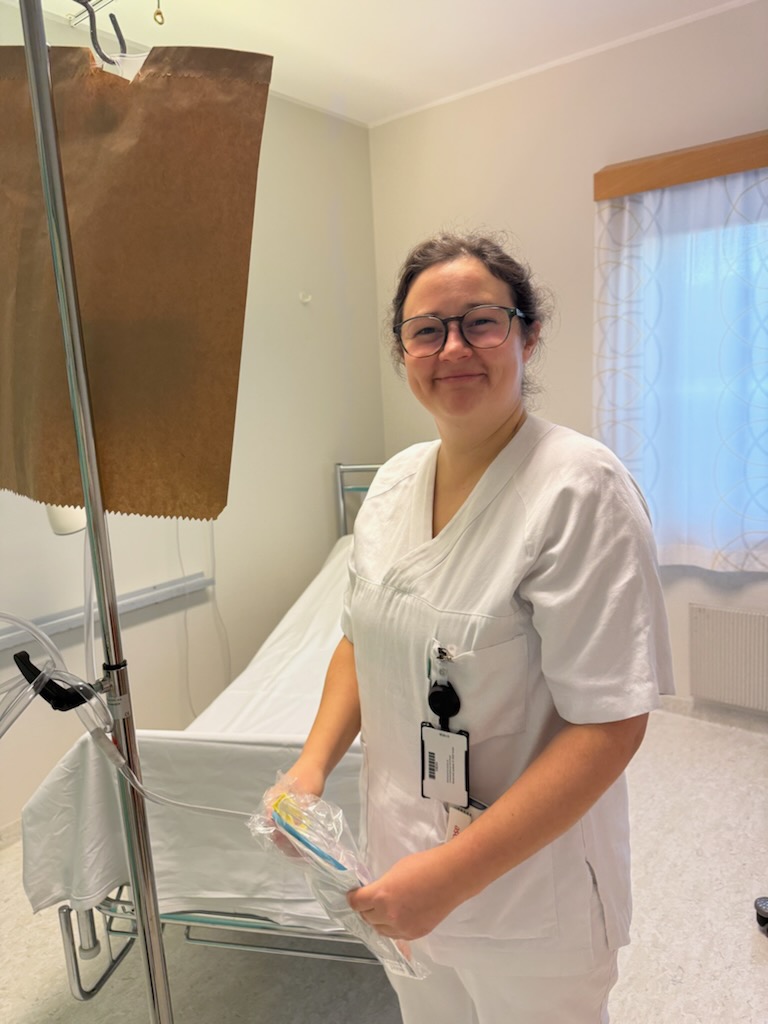 Sykepleier Christin Olsen i arbeidsklær på jobb