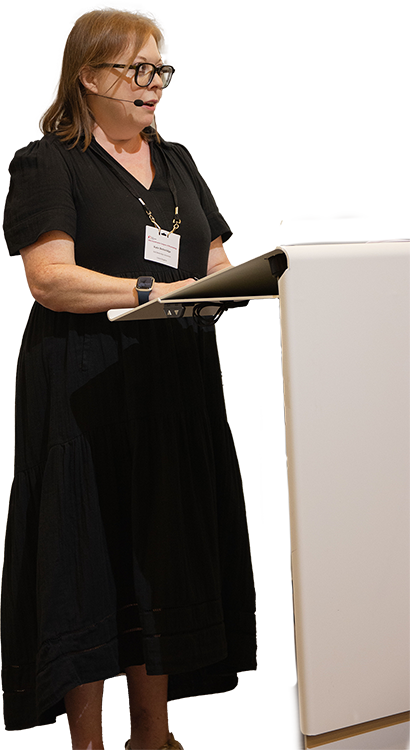 Kate Betteridge står ved talerstol og holder foredrag