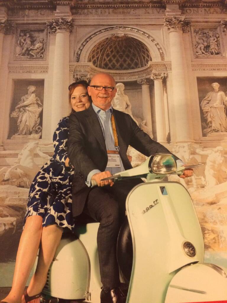 Kate og Neil poserer i fintøy på en vespamoped