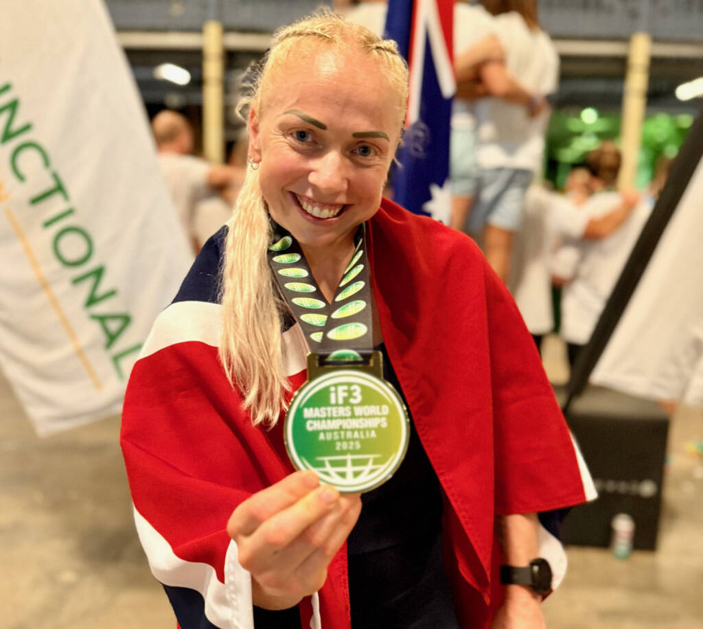 Stine Moen Nilsen viser fram gullmedaljen fra VM i Australia i november 2025