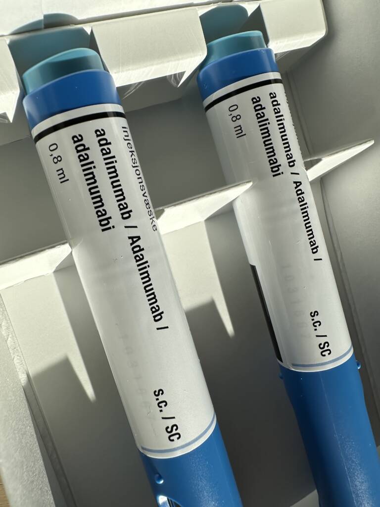 To blå penner med virkestoffet adalimumab ligger i en eske