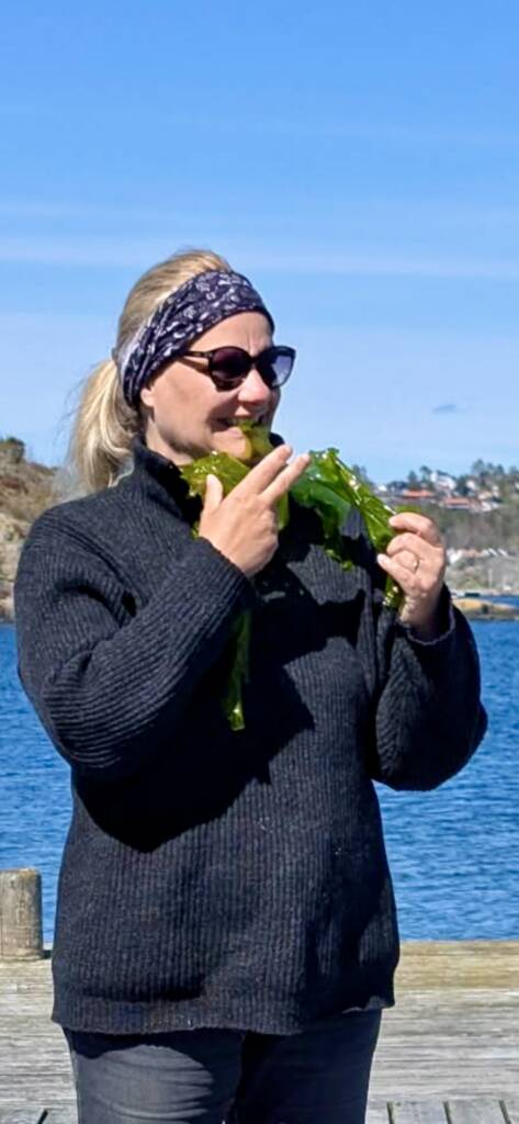 Melanie Endemann knasker på grønn tangsalat med havet i bakgrunnen