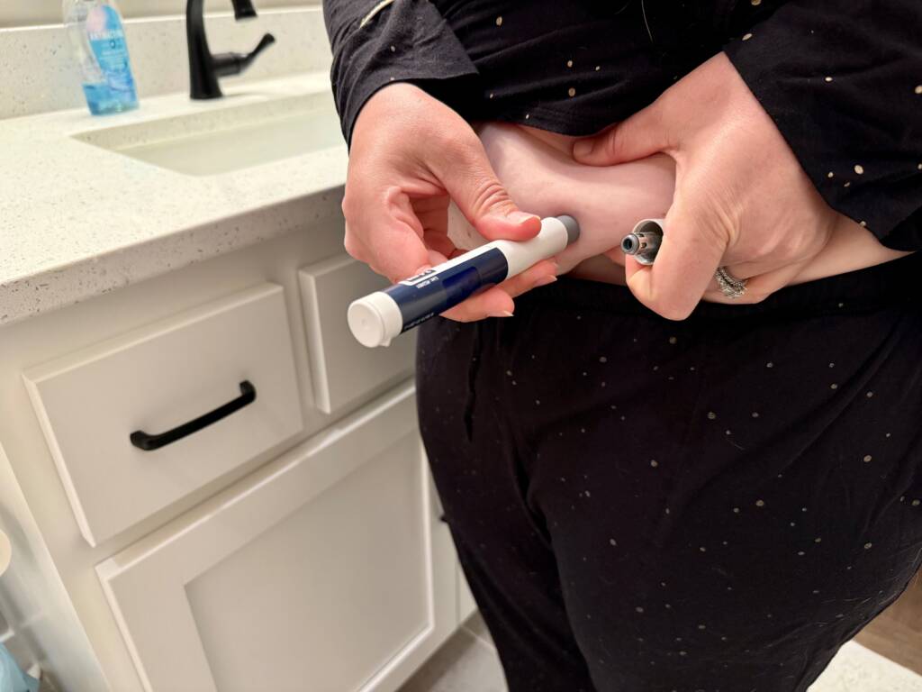 Kvinne tar selvinjeksjon i magen med slankemedisin