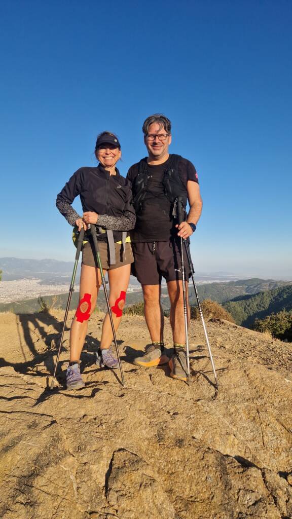 Karianne Enger og Arild Brudevoll Johansen på toppen av et fjell under en treningstur med staver