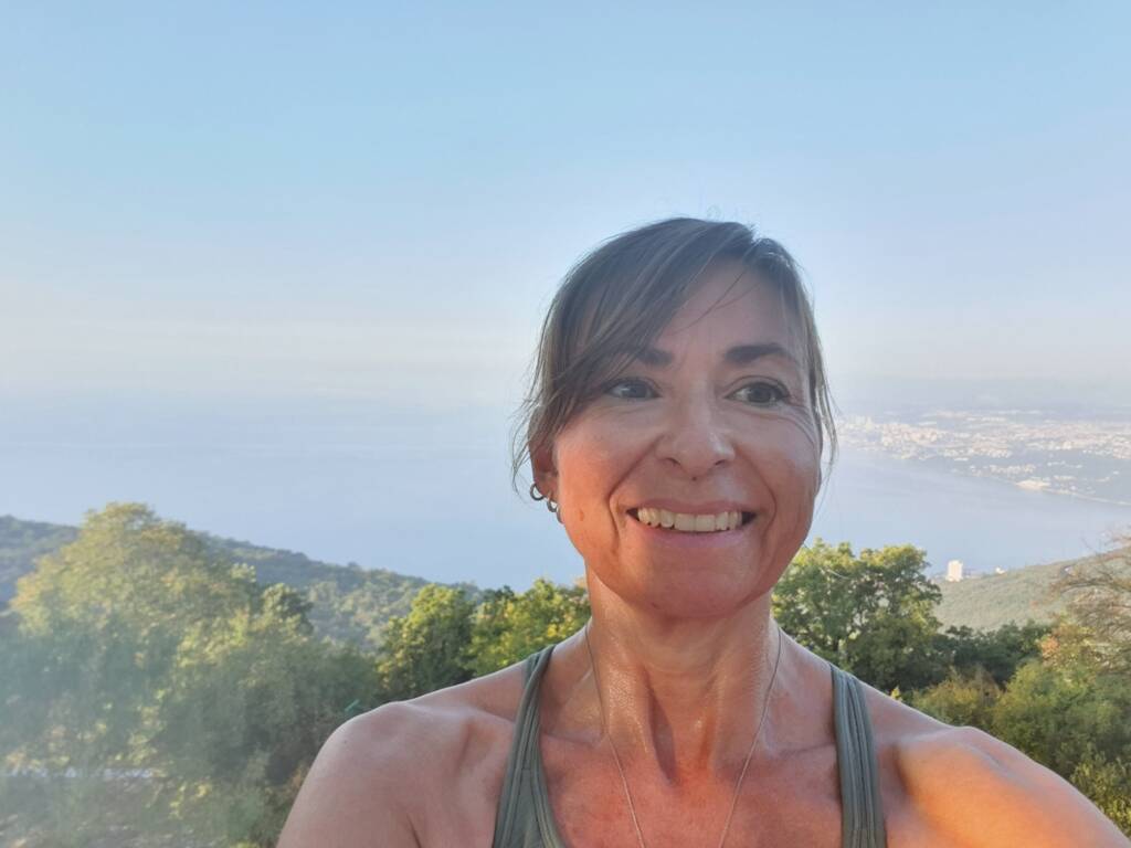 Profilfoto av Karianne Enger på morgentrening på toppen med flott utsikt bak