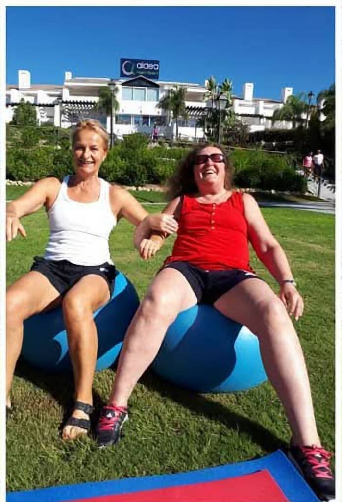 Nina Oksum og fysioterapeuten sitter på hver sin pilatesball under en en økt med individuell fysioterapi utendørs
